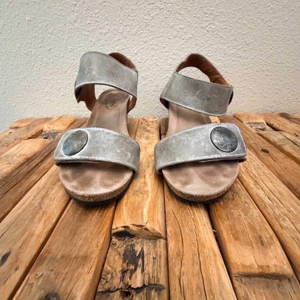 Taos Carousel 2 Wedge Sandals Size 10-10.5 Silver Metallic Leather Medallion